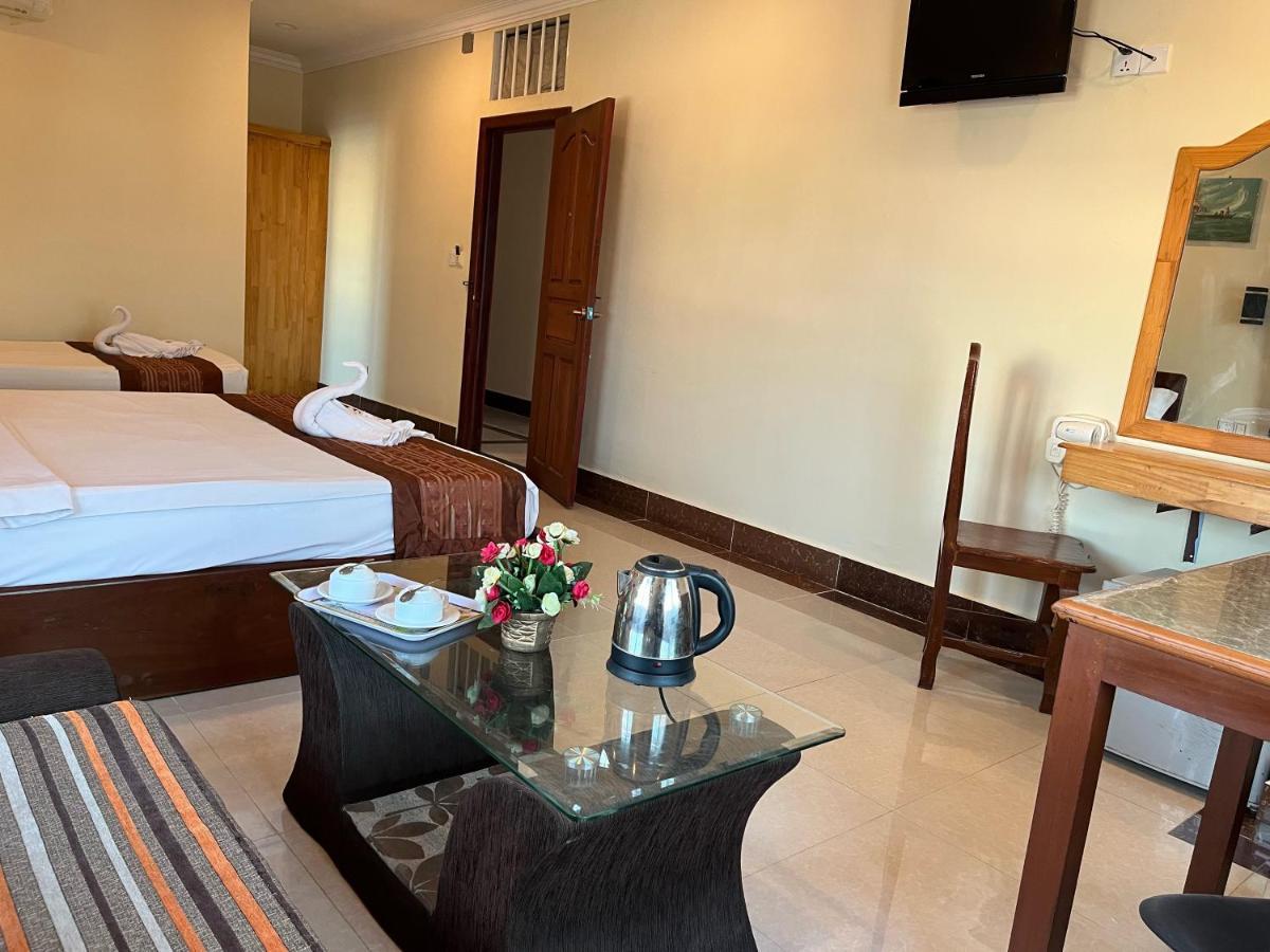 Queenwood Hotel Phnom Penh Exterior photo