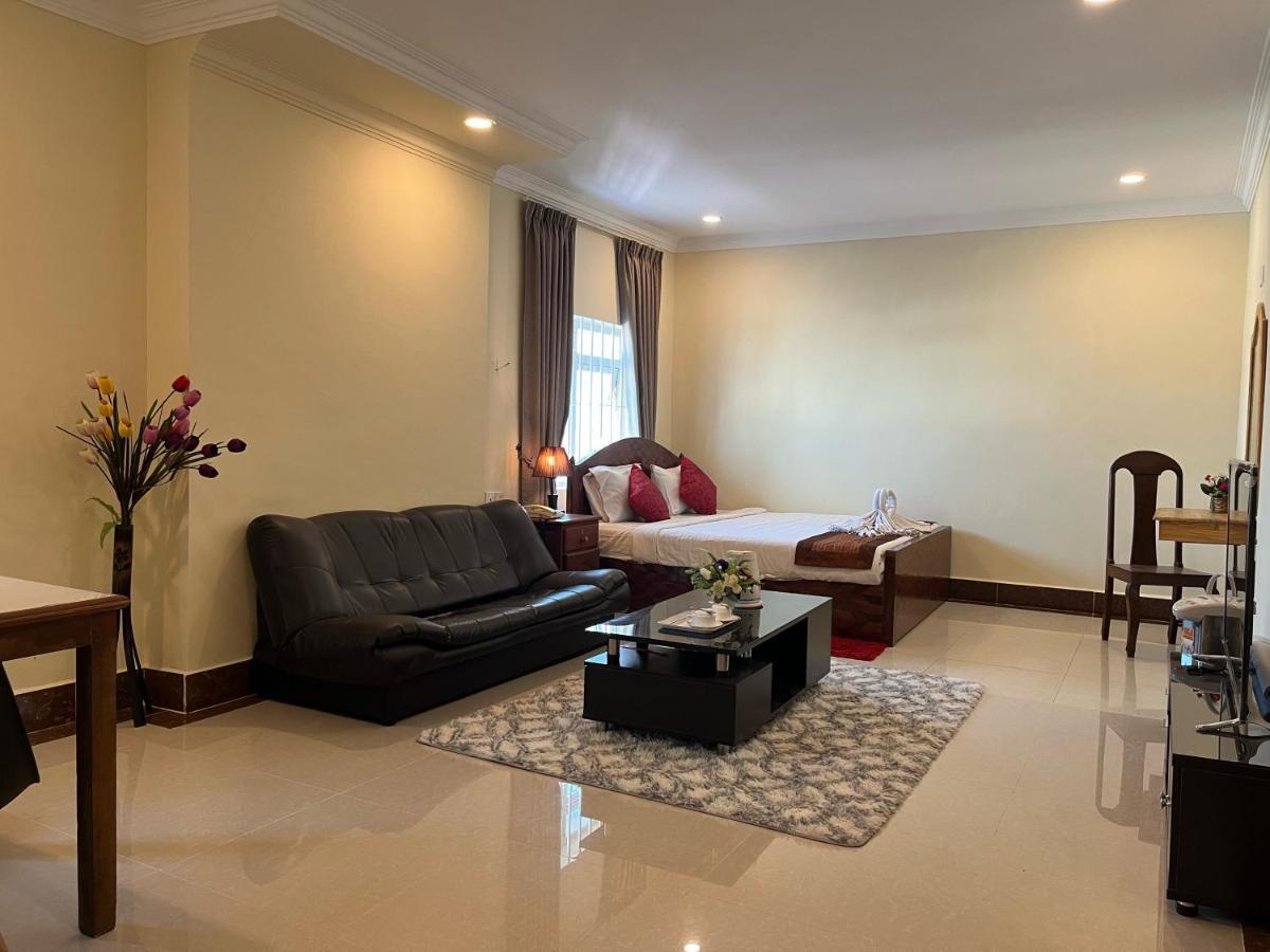 Queenwood Hotel Phnom Penh Exterior photo