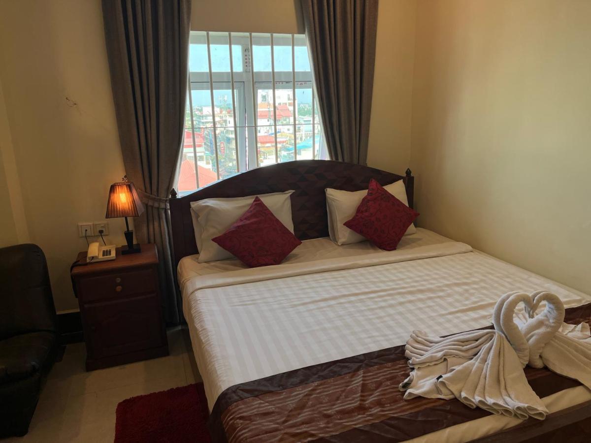 Queenwood Hotel Phnom Penh Exterior photo