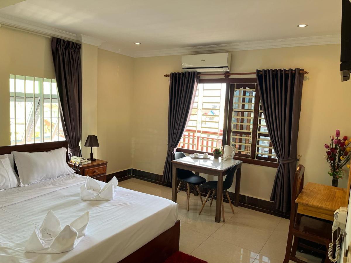 Queenwood Hotel Phnom Penh Exterior photo