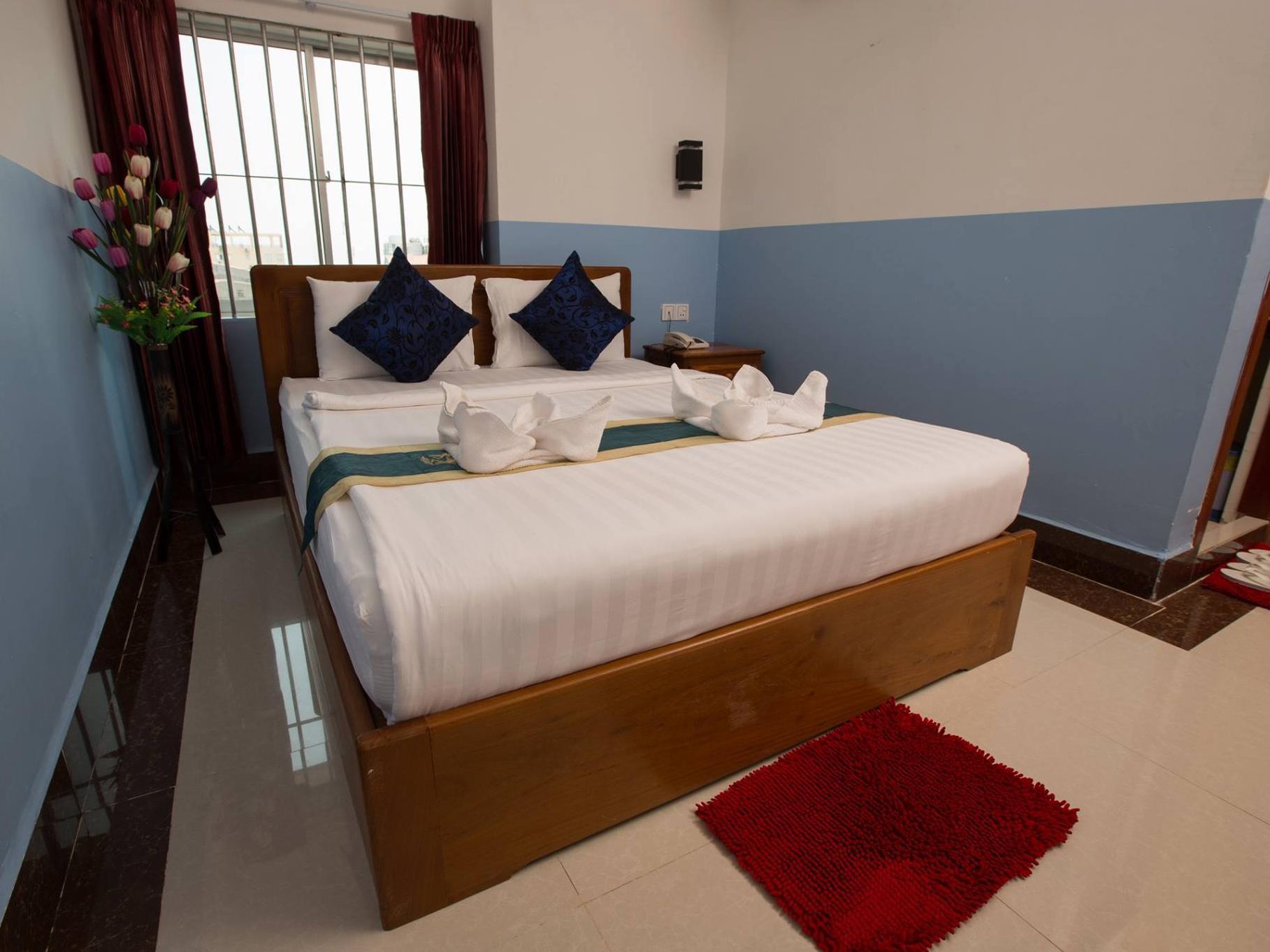 Queenwood Hotel Phnom Penh Exterior photo