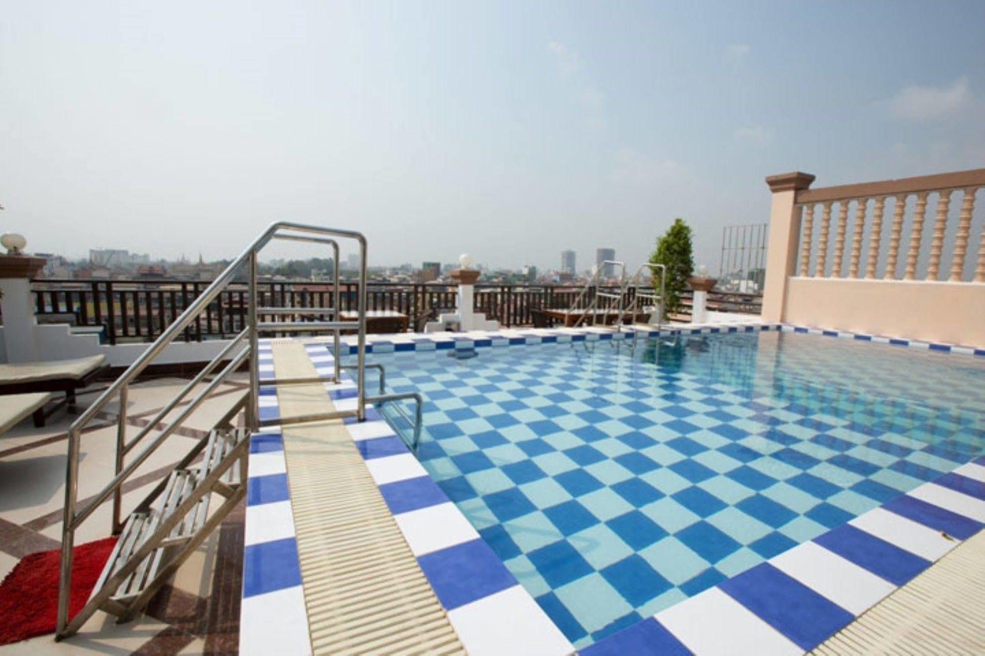 Queenwood Hotel Phnom Penh Exterior photo