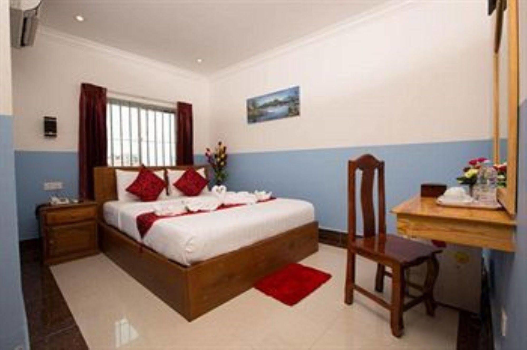 Queenwood Hotel Phnom Penh Exterior photo