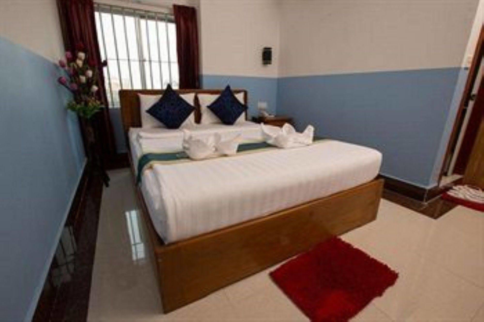 Queenwood Hotel Phnom Penh Exterior photo