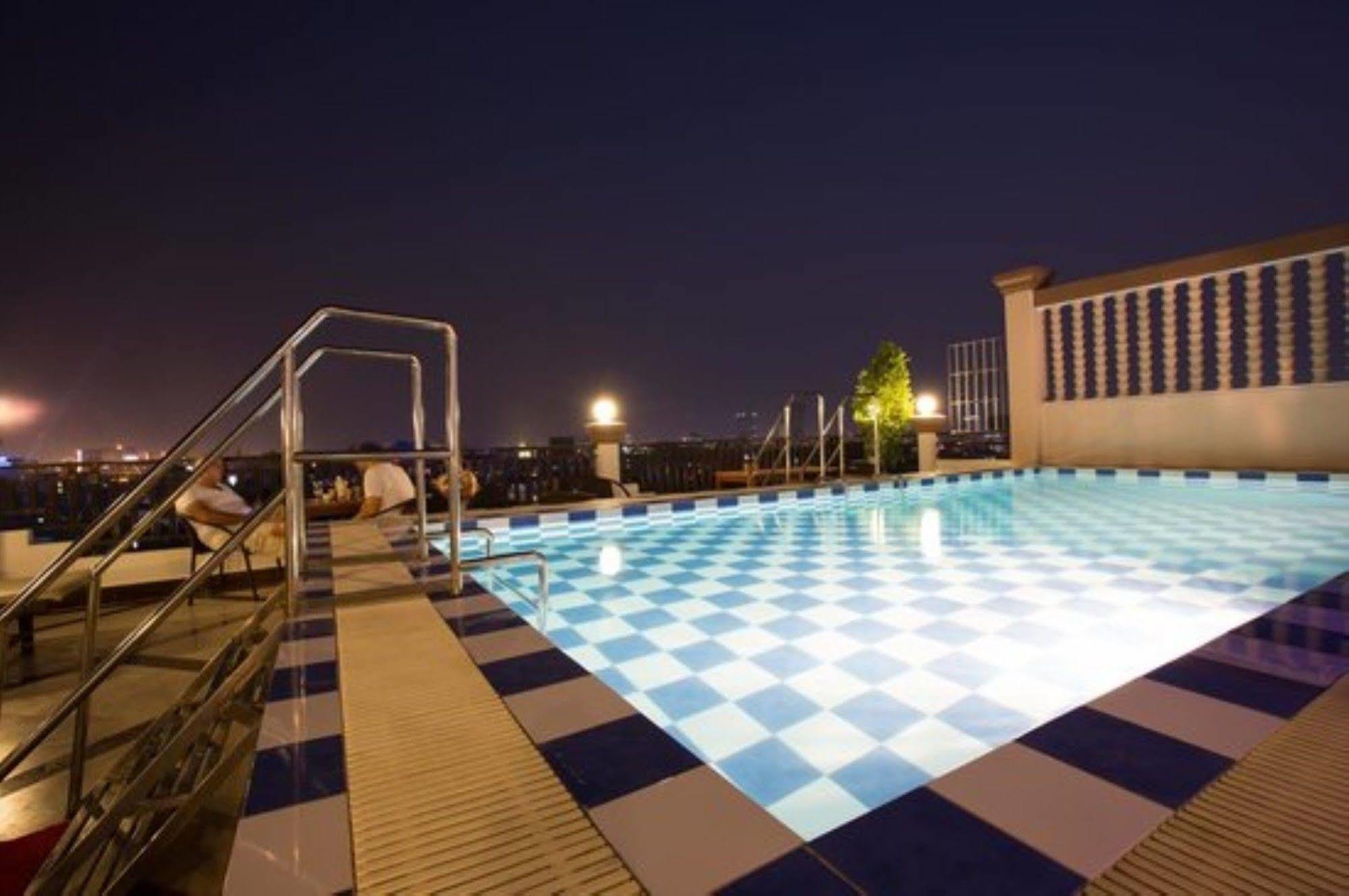 Queenwood Hotel Phnom Penh Exterior photo