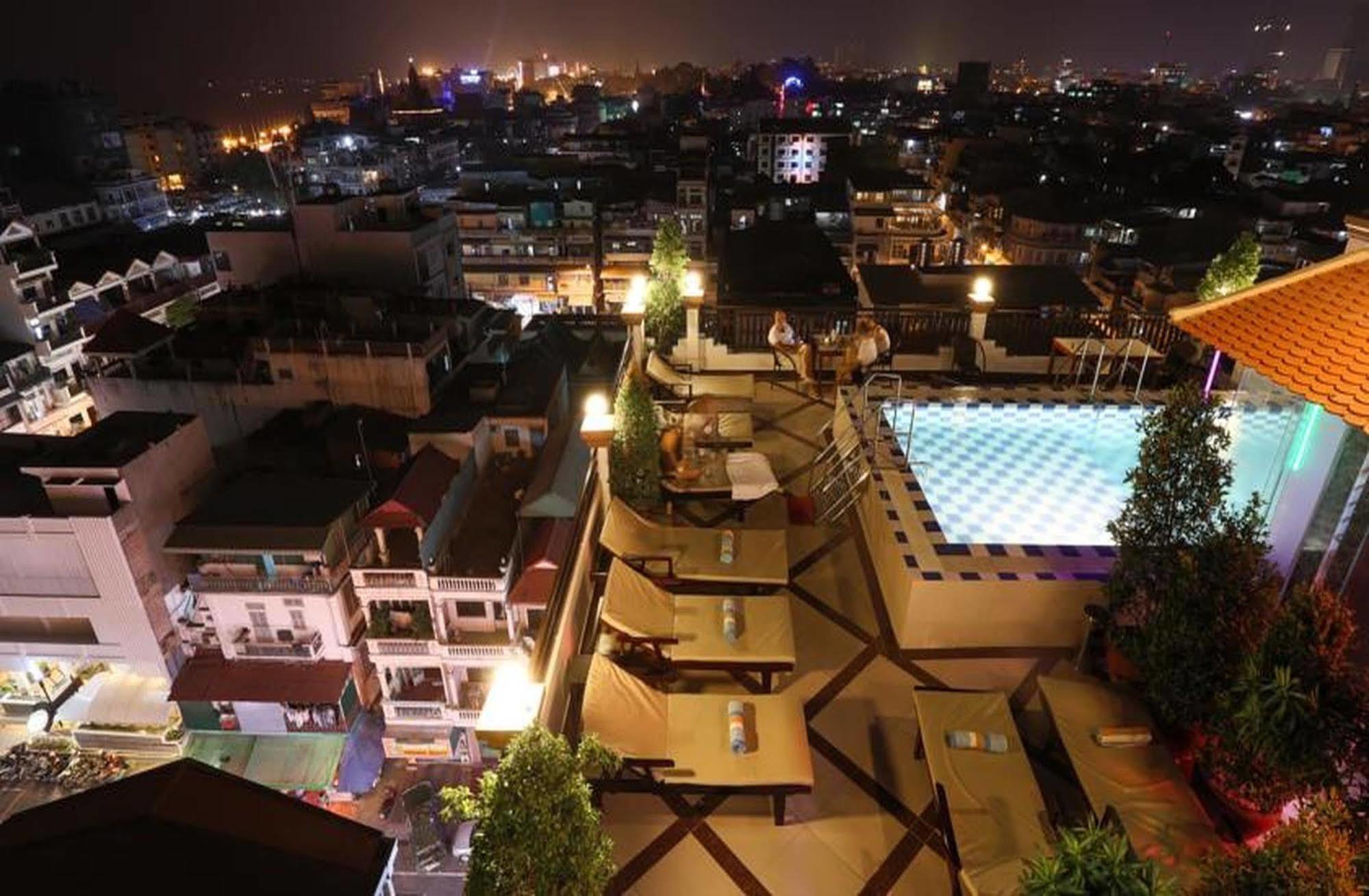 Queenwood Hotel Phnom Penh Exterior photo