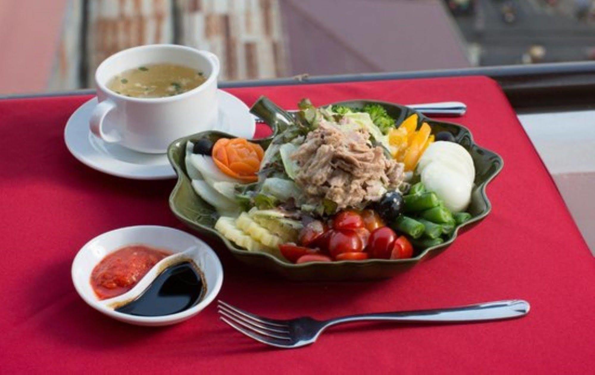 Queenwood Hotel Phnom Penh Exterior photo