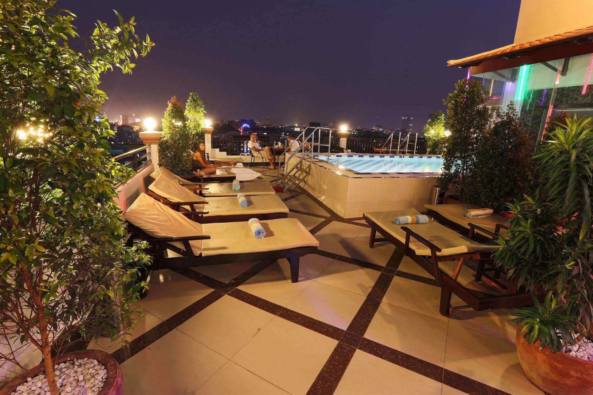 Queenwood Hotel Phnom Penh Exterior photo