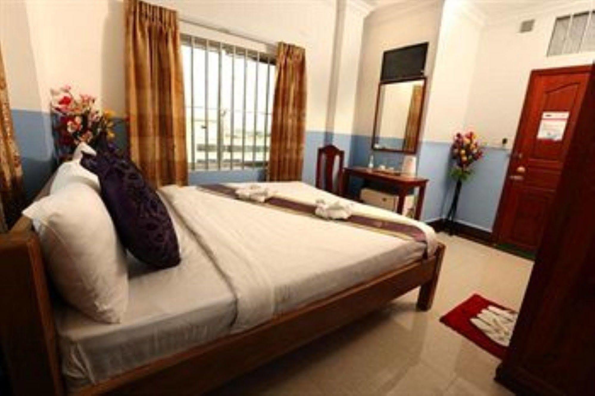 Queenwood Hotel Phnom Penh Exterior photo